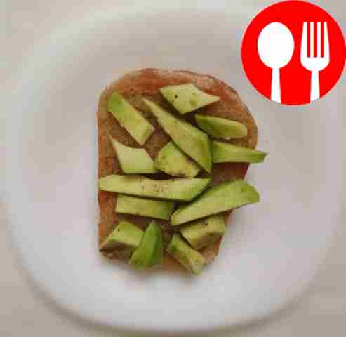 Авокадо нарежьте крупными кусками, посолите и...