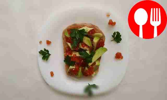 Бриошь с авокадо украсьте красной икрой. На...