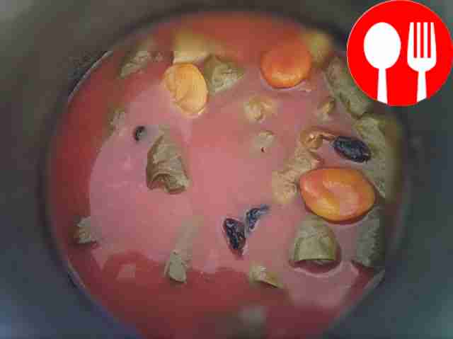 Влейте томатный сок, добавьте измельчённые...