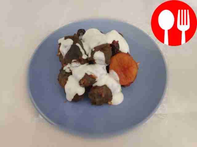 Выложите долму на тарелку. Подчеркните горку...