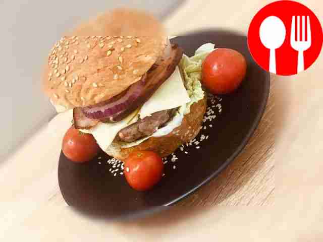 Высокий гамбургер с беконом