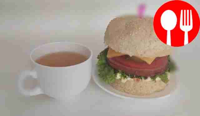 Сытный домашний гамбургер с колбасой