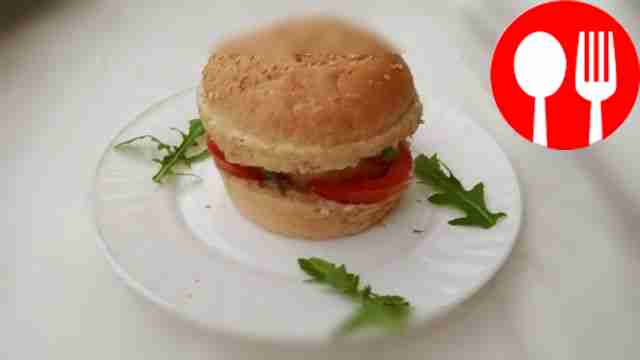 Мягкий гамбургер с ананасами и креветками