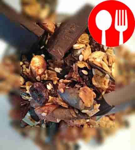 Разложите гранолу по небольшой салатнице....