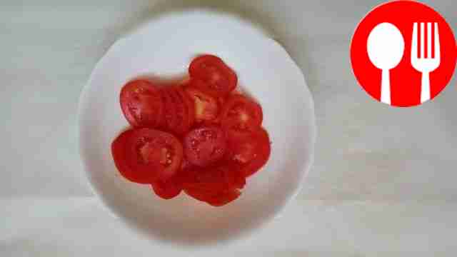 Красную рыбу слегка посолите и поперчите. Если...