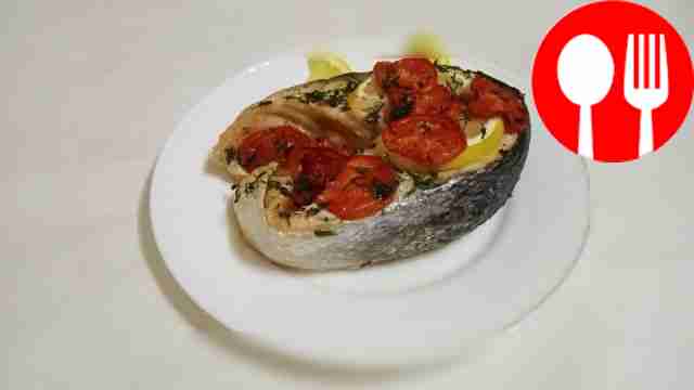 Подавайте кету как самостоятельное блюдо,...