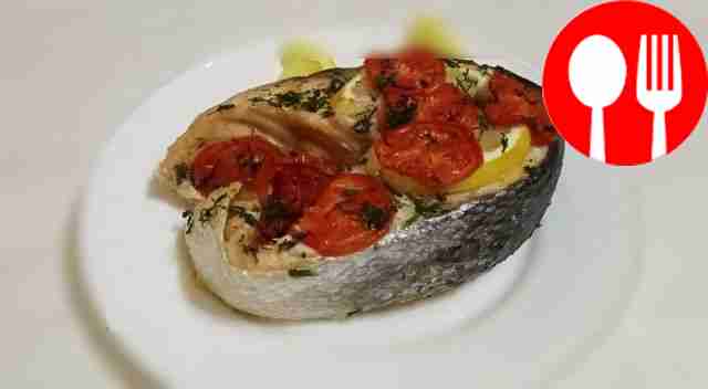 Сочный стейк кеты, приготовленный в фольге