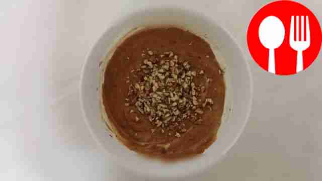 Соедините сгущёнку со сметаной, затем добавьте...