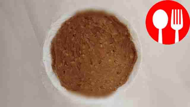 Покройте тарелку или форму для запекания...