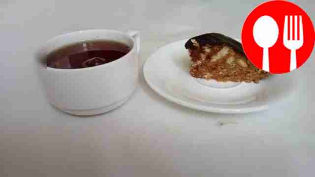 Разрежьте глазурованный корж с орехами на...