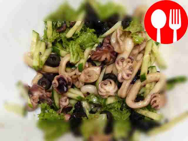 Вкусные осьминоги и кальмары с маслинами и овощами