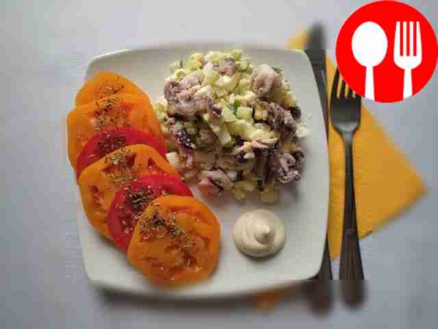 Сытный салат из осьминогов с яйцом и свежими огурцами