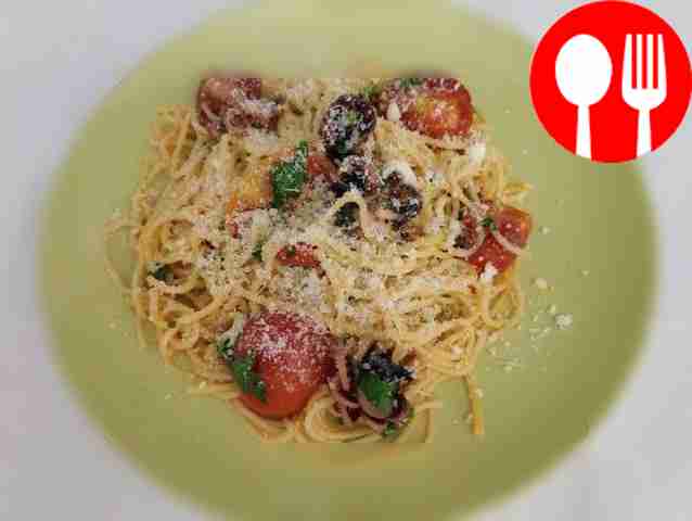 Пикантные спагетти с вином и мини-осьминогами