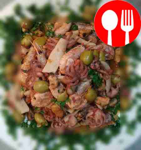 Сытный осьминог с сыром, маслинами и овощами