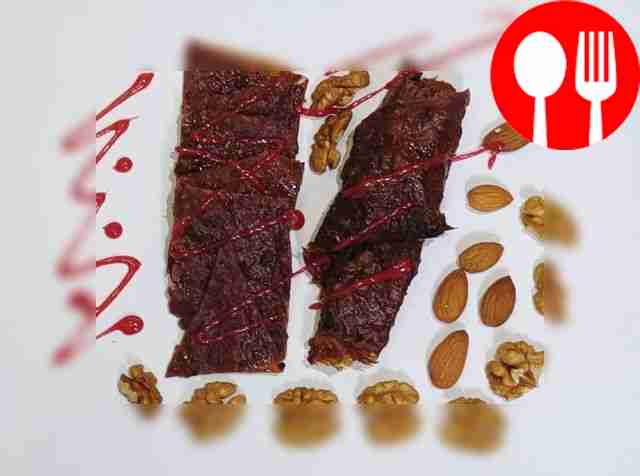 Душистая пастила из яблок и клубники с орехами