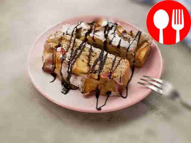 Пирог с яблоками и корицей