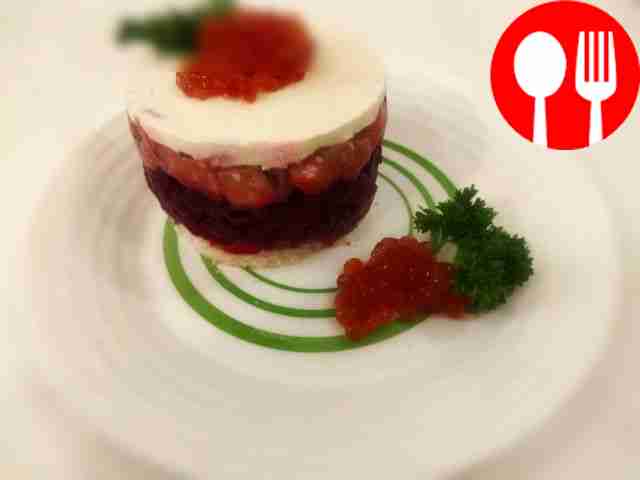 Сытный салат из свеклы с красной икрой