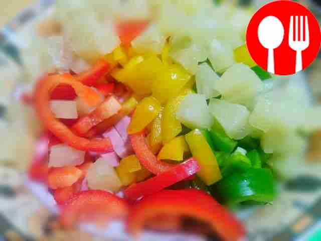 Нарежьте ветчину, болгарский перец и ананасы...