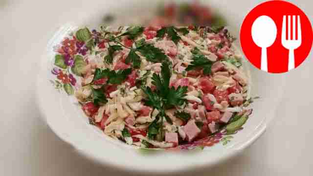 Летний салат с ветчиной и помидорами