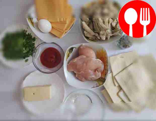 Промойте грибы и обсушите их. Очистите куриное...