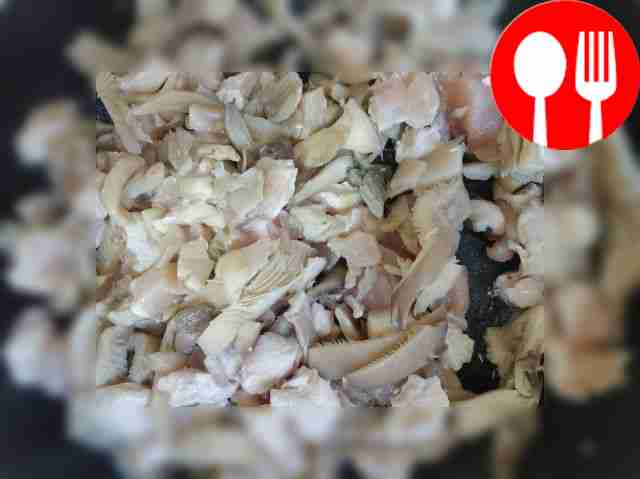 Грибы и куриную грудку нарежьте небольшими...