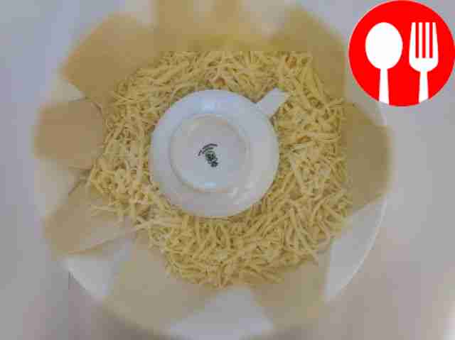 Раскатайте слоёное тесто на посыпанной мукой...