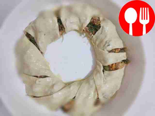 Сверху уложите слой начинки из курицы, грибов...