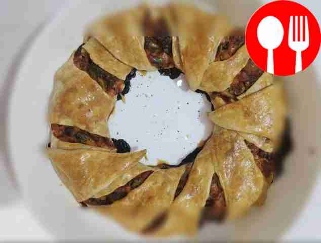 Пирог нарежьте порционными кусками и...