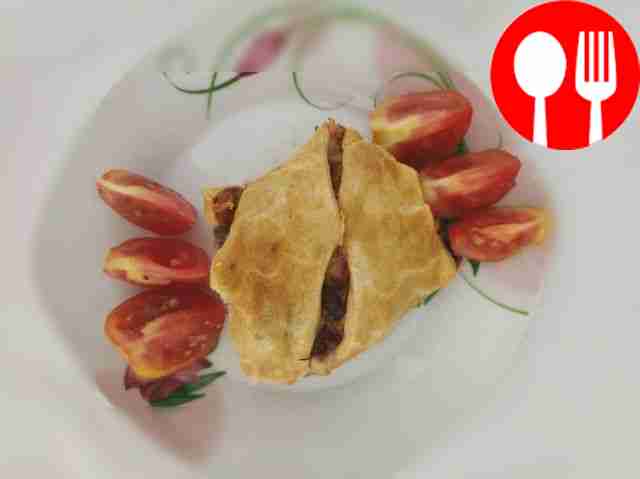 Аппетитный пирог с курицей, грибами и сыром