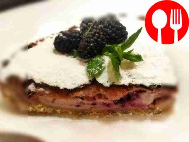 Лакомый сметанник с ежевикой