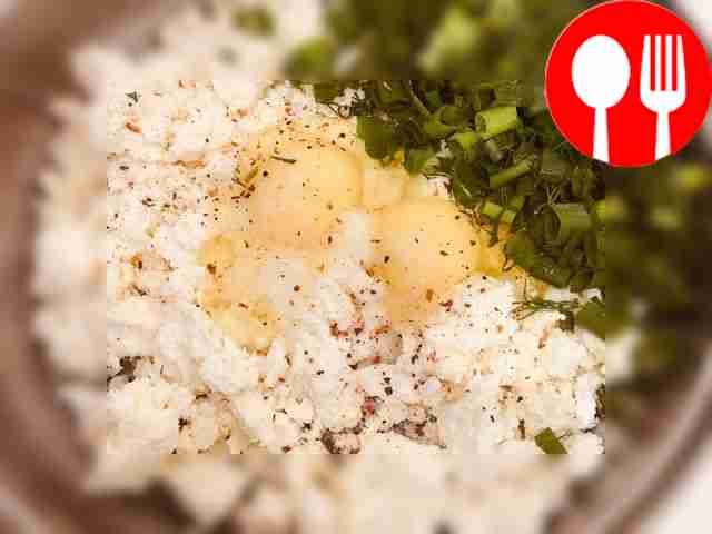 Для начинки мелко нашинкуйте зелень лука и...