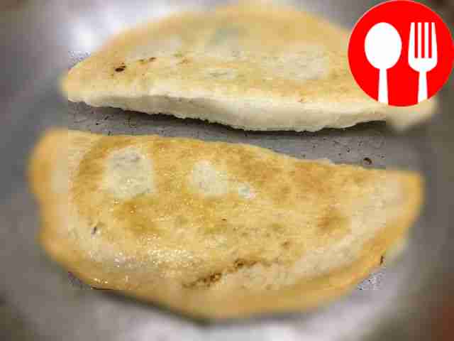 Обжарьте лепешки на растительном или сливочном...