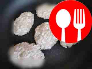 Разделите приготовленный фарш на небольшие...