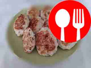 Подавайте тёплые куриные котлеты с творогом,...