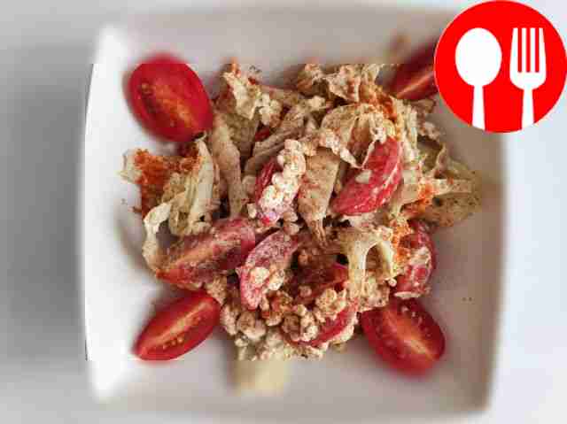 Украсьте порезанными помидорами и добавьте...