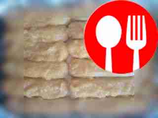 Начните сборку десерта: в форму для тирамису...