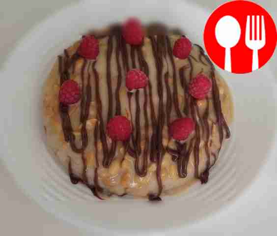 Пикантный торт-мороженое «Сникерс» из фруктов с соленым арахисом