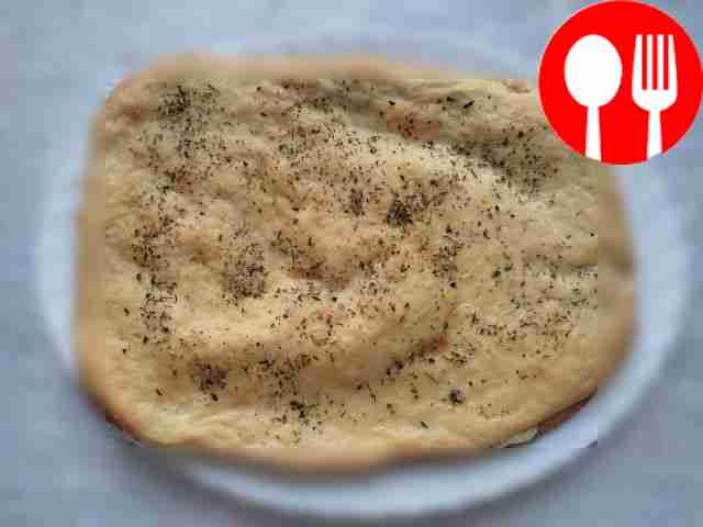 Душистая фокачча с голубым сыром и майораном