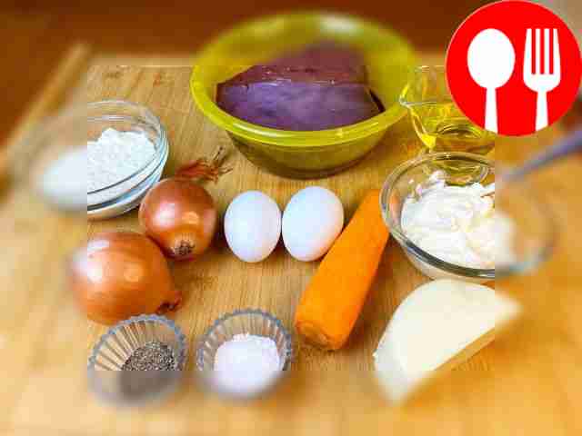 Лук очистите и нарежьте полукольцами. Морковь...