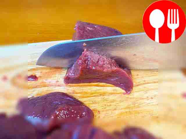 С печени снимите пленку. Нарежьте печень на...