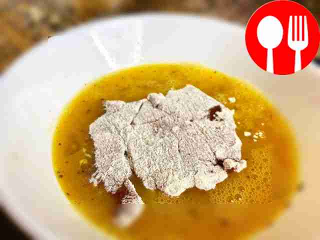 Обваляйте кусочки печени в муке, затем окуните...