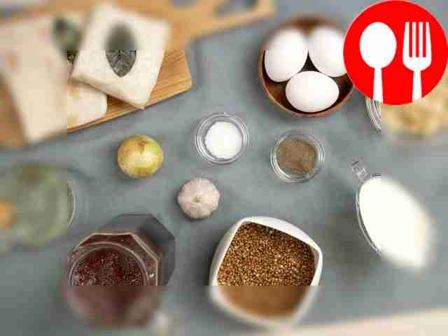 Заранее сварите гречку. Очистите лук и чеснок....