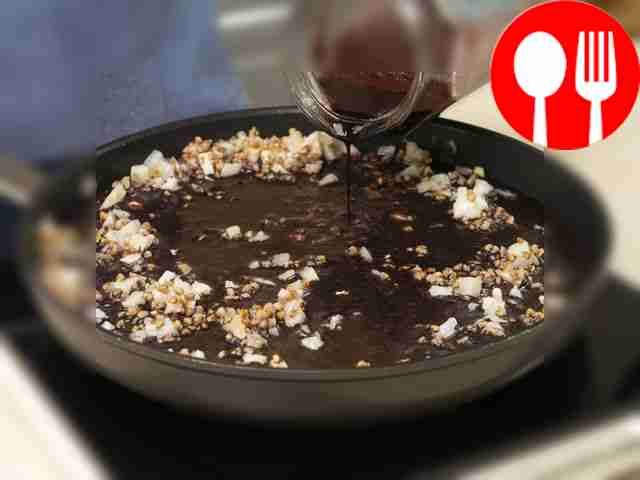 Сформируйте основу для колбасы. Мелко...