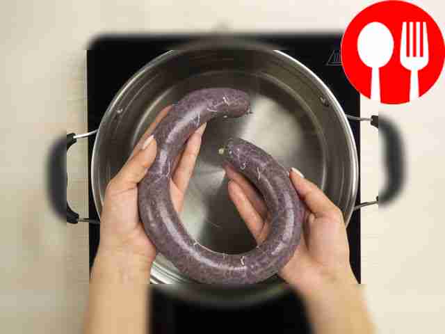 Очистив кишки, наполните их готовым кровяным...