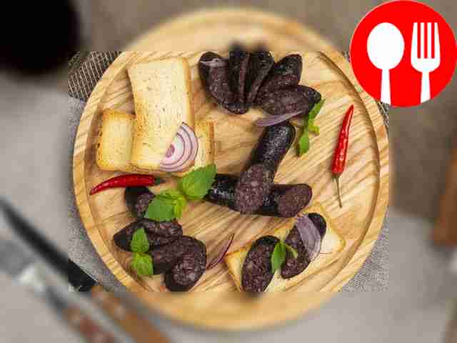 Готовую колбасу нарежьте кольцами и подавайте...