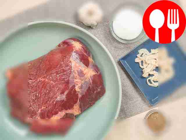 Разделите мясо от костей и тщательно промойте.