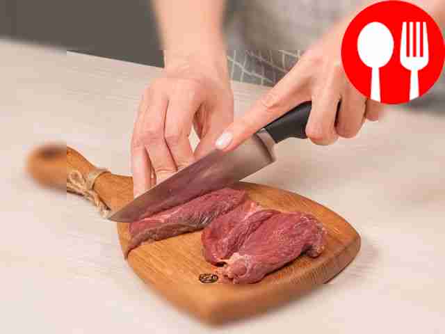 Подготовьте мясо: срежьте жир и нарежьте его...