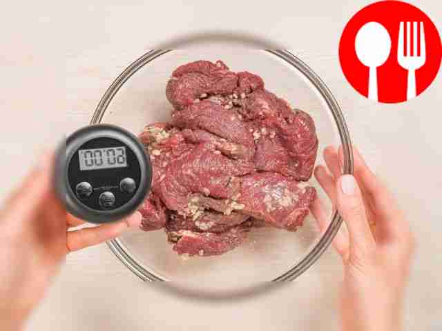 Маринуйте мясо, выжмите чеснок. В отдельной...