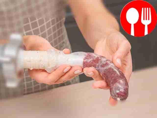 Приготовьте казы. Равномерно заполните кишку...