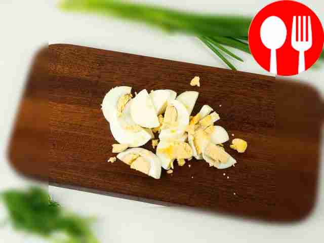 Порежьте куриное яйцо.